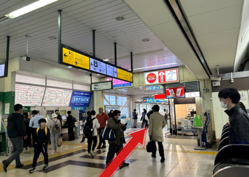 JR東神奈川駅改札を出て、西口方面へ進みます。