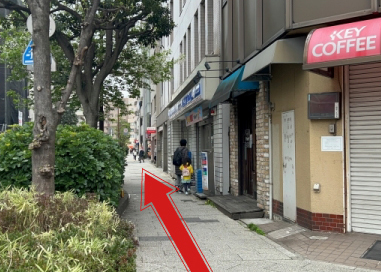 右手に「横浜家系ラーメン一角屋」が見えてきます。ひとつ目の信号まで更に直進します。